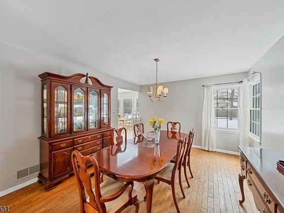 4th image of 34 Stratford Dr