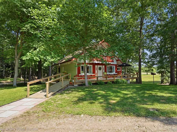 10011 Fieldcrest Dr, Brighton, MI 48116