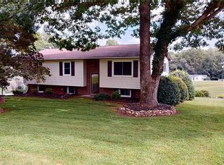 292 Forest Knoll Dr, Mount Airy, NC 27030