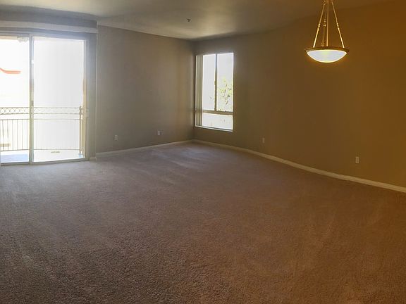 Living room (20ft x 20ft)