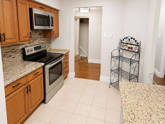 4th image of 633 Bay St #301