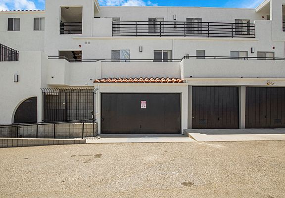 5th image of 824 W 9th St APT 3