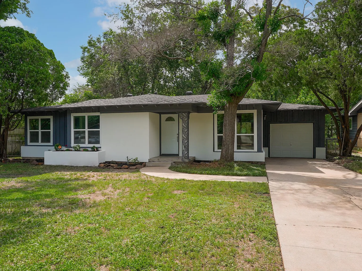 3 bed, 1437 sqft, $2,300 — Photo 2