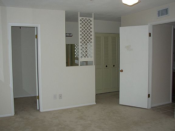 MB 1 with dressing area/vanity