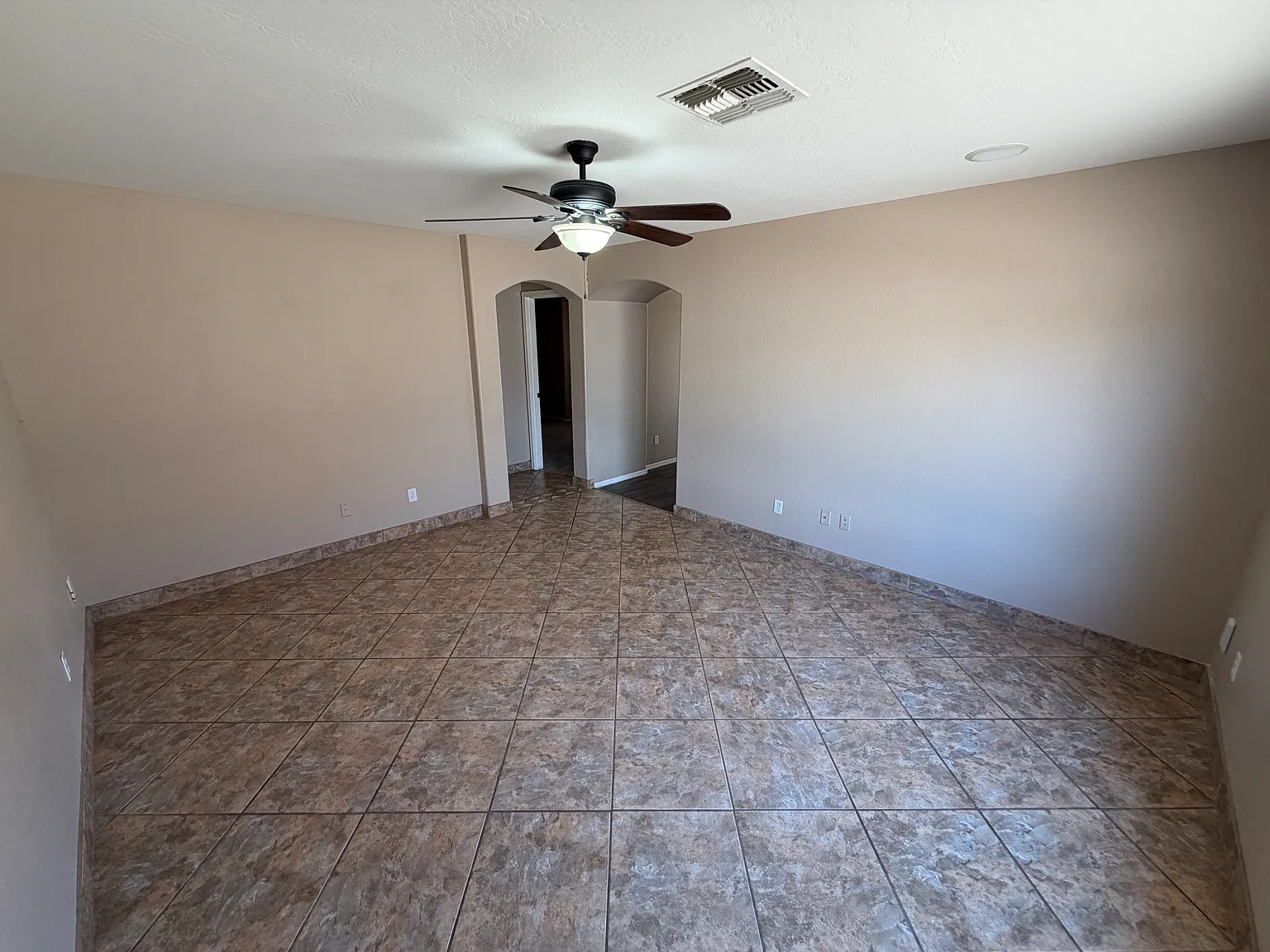 3 bed, 1096 sqft, $1,750 — Photo 4