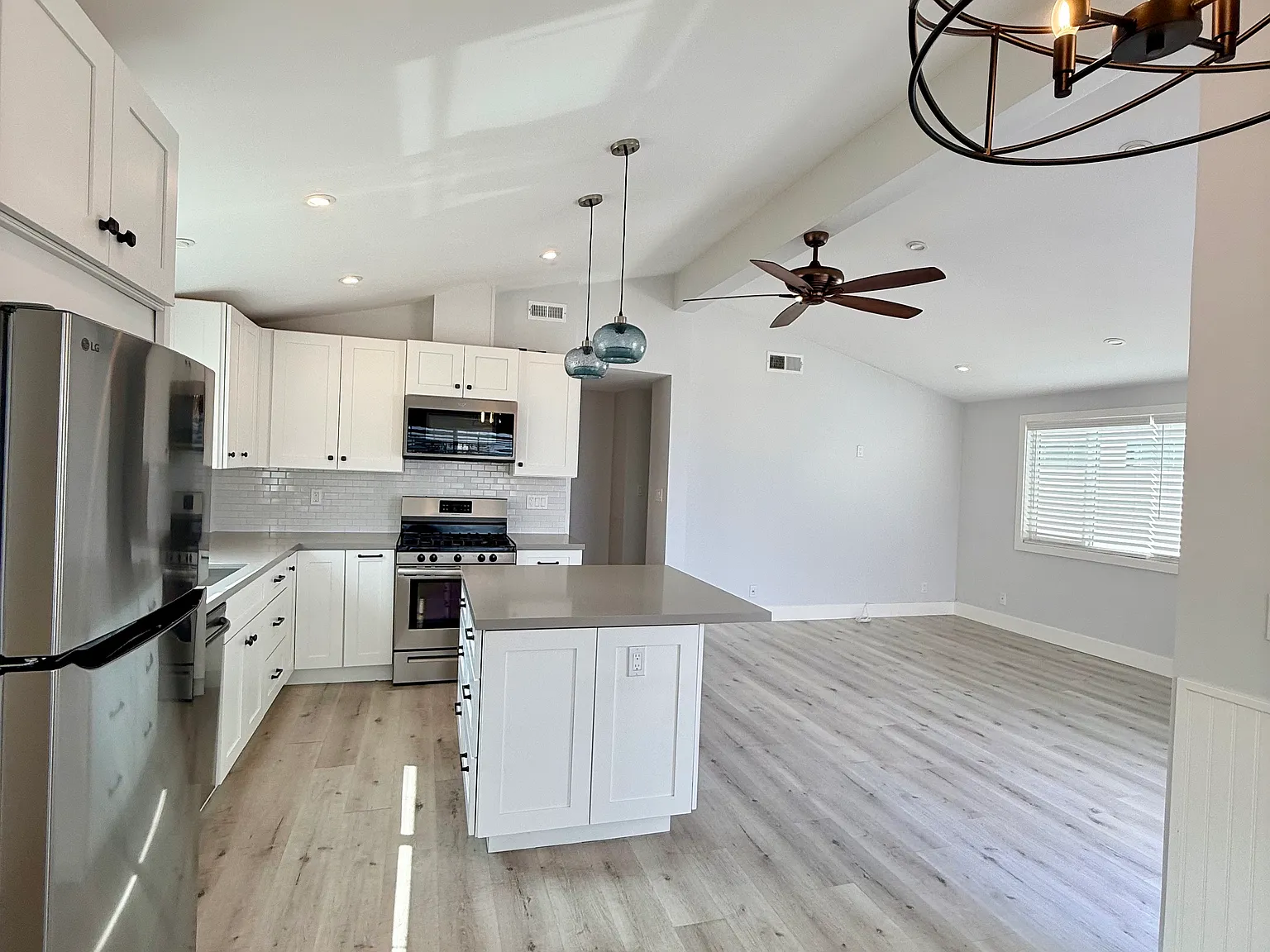 2 bed, 2.5 bath, 1200 sqft, $7,650 — Photo 2