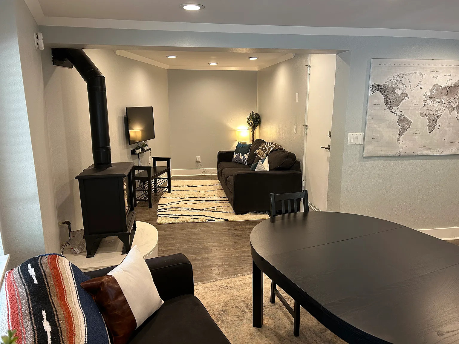 1 bed, 945 sqft, $2,400 — Photo 3