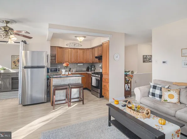 204 Meadowview Ln #204, Mont Clare, PA 19453
