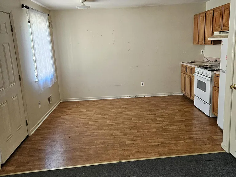 486 Elverton Ave — Photo 6