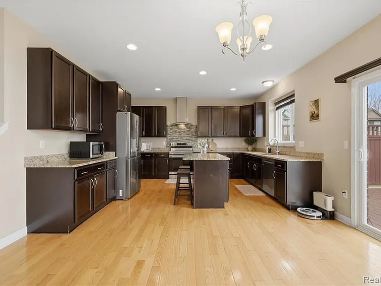 1114 Wales Dr — Photo 13
