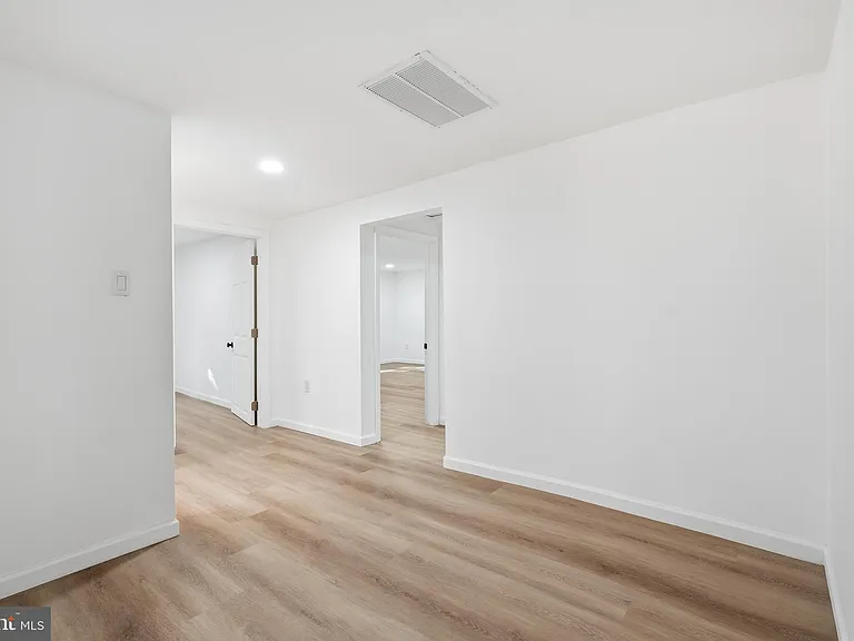 227 W Ferry Rd — Photo 35