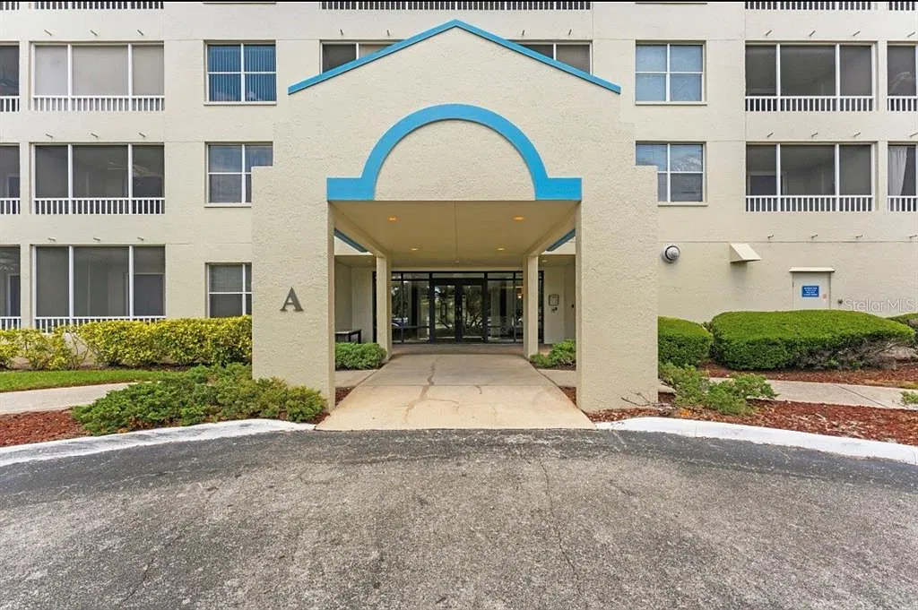 1 bed, 1.5 bath, 740 sqft, $1,550 — Photo 2