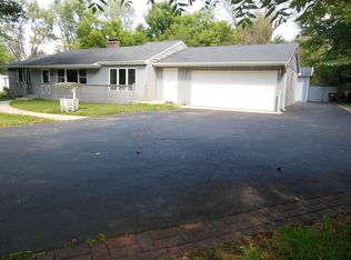 6N085 Papworth St, Roselle, IL 60172