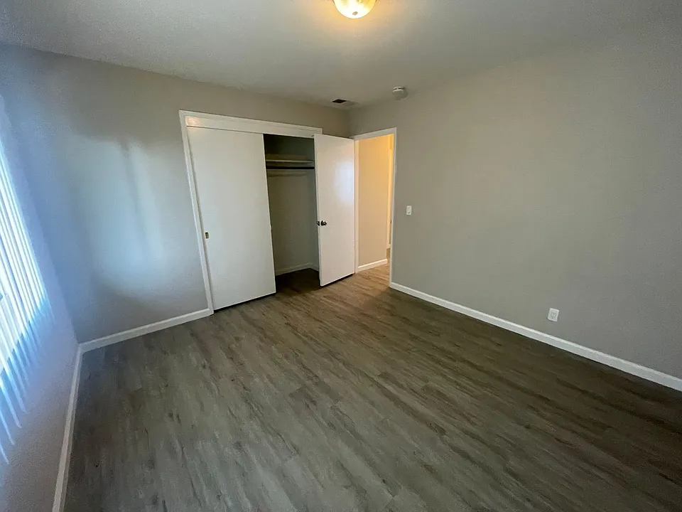 2301 Flores St