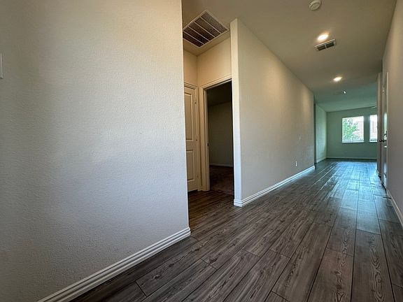 4th image of 404 Pepperbark Ave