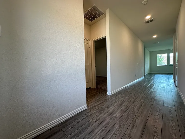 404 Pepperbark Ave — Photo 4