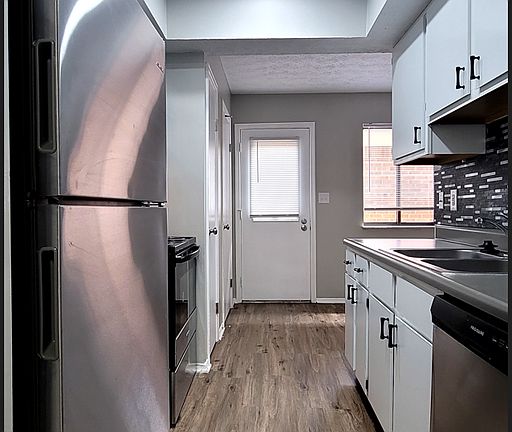 3rd image of 3531 Spanish Villa Dr