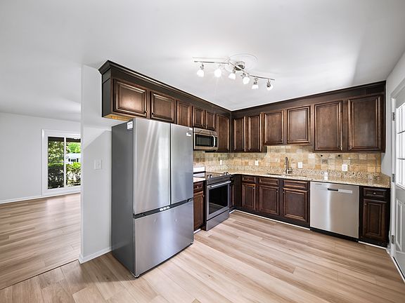 2nd image of 1009 Azalea Cir
