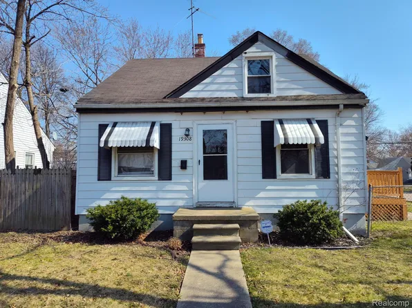 19308 Beaconsfield St, Harper Woods, MI 48225