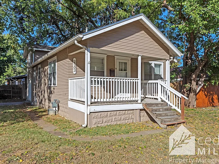2902 E Lincoln St — Photo 1