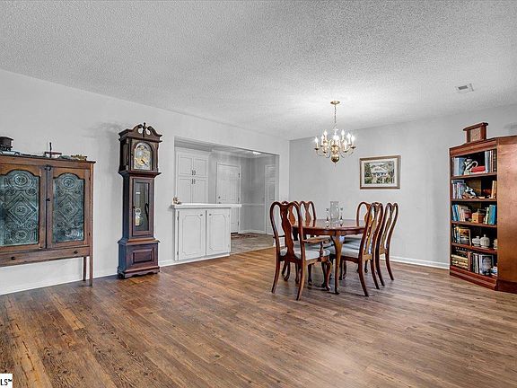 5th image of 22 Woodtrace Cir