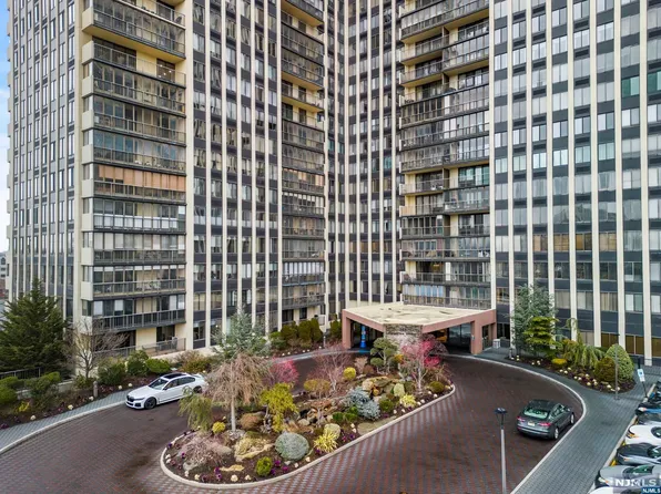 300 Winston Dr APT 1802, Cliffside Park, NJ 07010