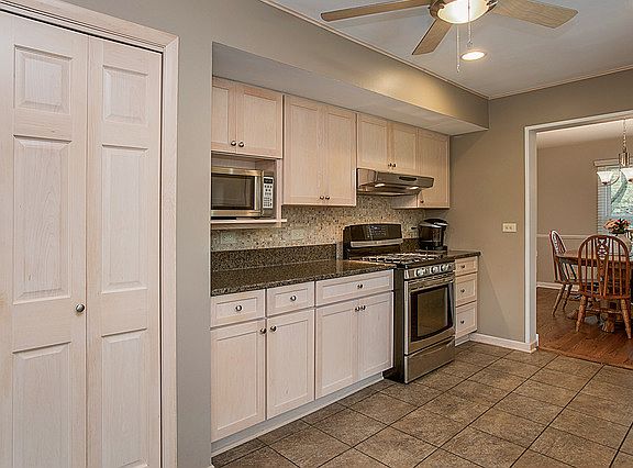 4th image of 23W130 Woodcroft Dr