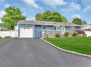 14 Windsor St, Islip, NY 11751