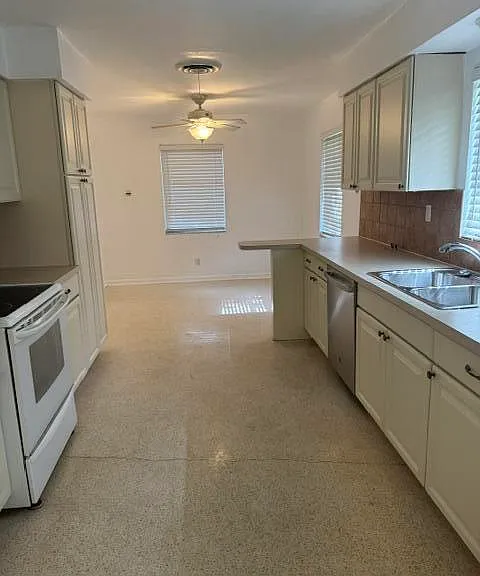 860 NW 65th Ave — Photo 13