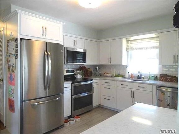 3rd image of 855 N Summit Dr
