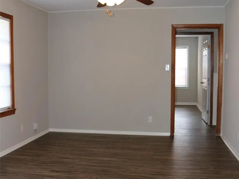 710 W 7th St — Photo 17
