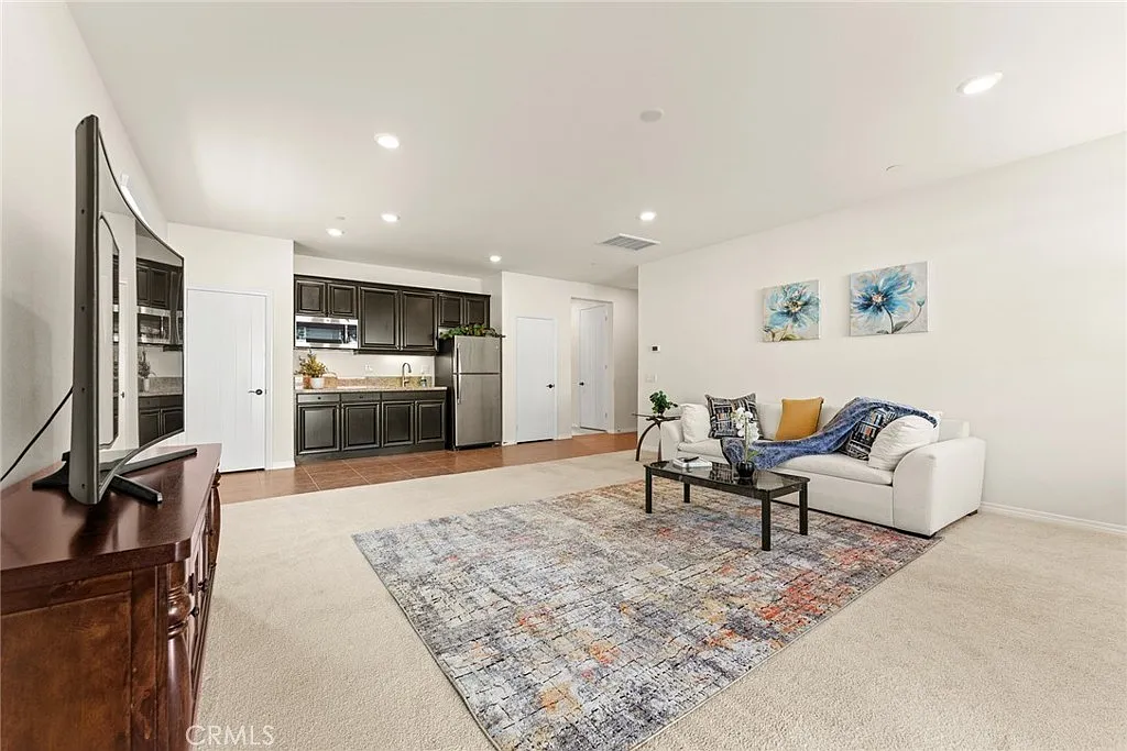 1 bed, 850 sqft, $2,200 — Photo 4