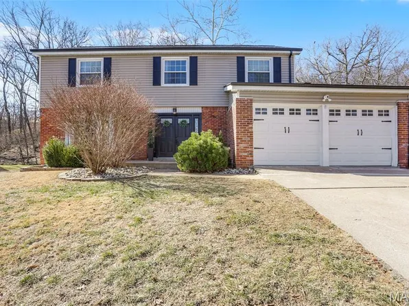 831 Windsor Gardens Ct, Ballwin, MO 63021