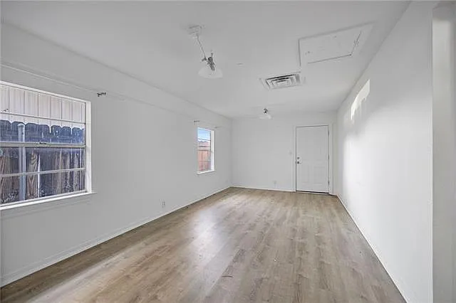 112 N Scanlan St — Photo 12