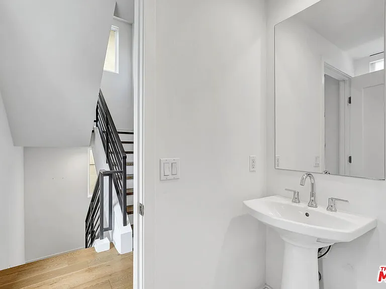 1414 1/2 N Stanley Ave — Photo 9