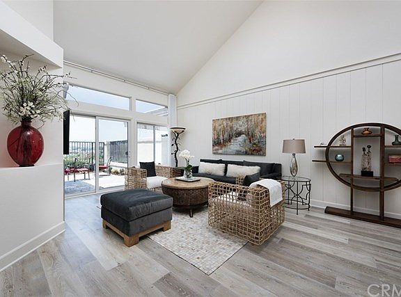 Foyer entry complete with laminate floors and baseboards.