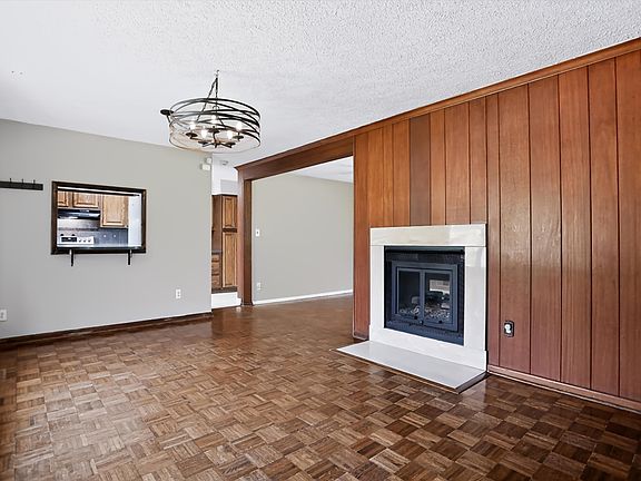 5th image of 560 Golf Ln