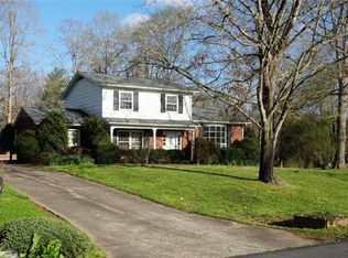 6266 Southlake Dr, Hickory, NC 28601