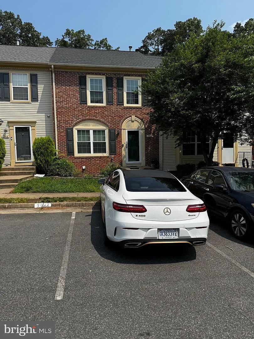 Charming 3BR/3.5BA 3 Level Townhome in Lorton — Photo 2