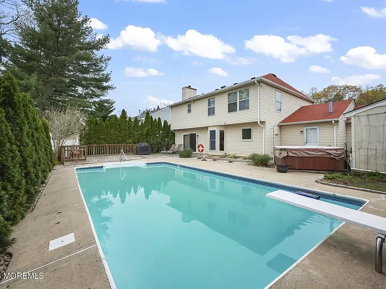 10 Marc Dr — Photo 2
