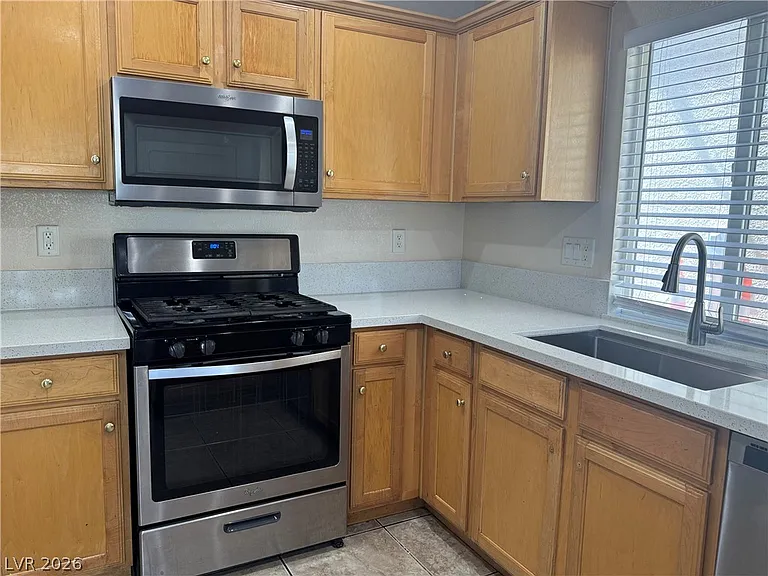 7512 Jacaranda Leaf St — Photo 5