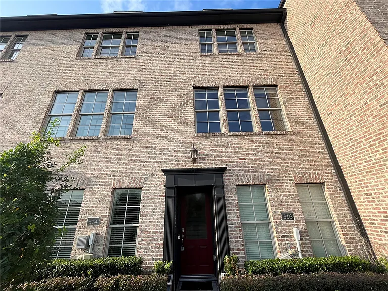 616 Delano St — Photo 3