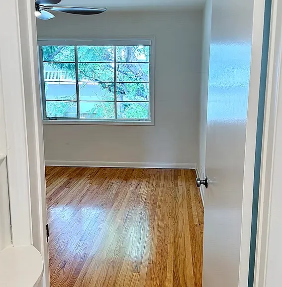 8222 De Longpre Ave #6 — Photo 6