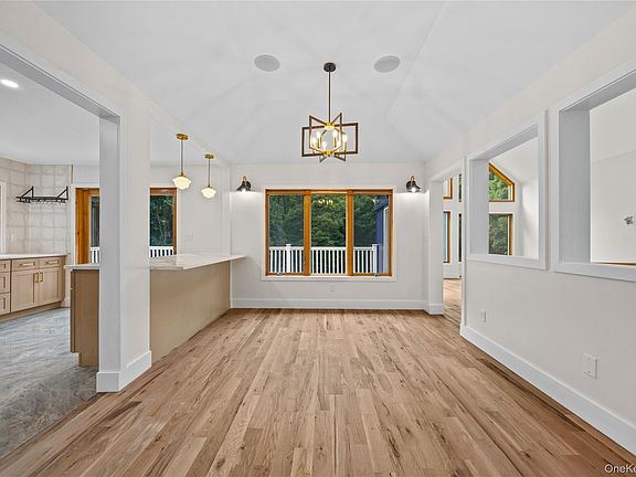 5th image of 24 Babbling Brook Lane