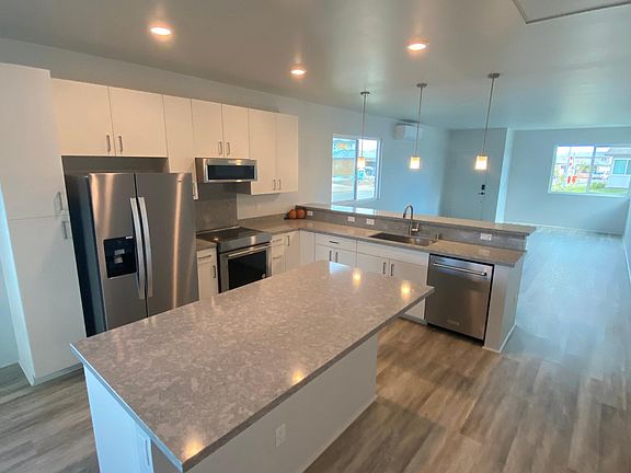 Beautiful kitchen, quartz countertops, white soft-close cabinets