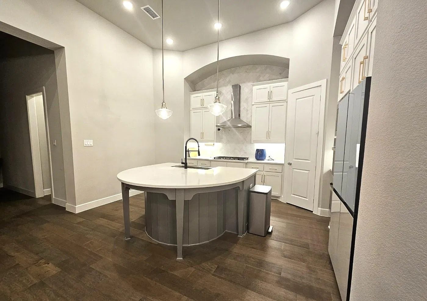 4 bed, 2323 sqft, $4,295 — Photo 4