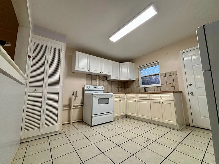 415 E Romana St — Photo 7