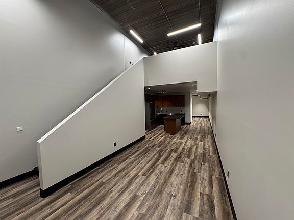 3rd image of 826 W 8th St #826