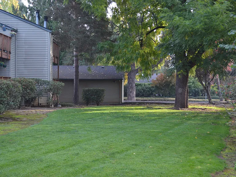 London Pointe Apartments — Photo 23