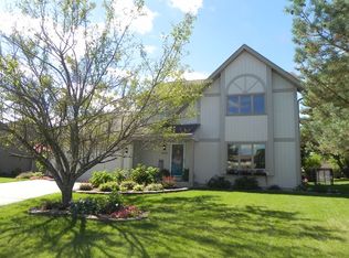 4225 S Regal Manor Dr, New Berlin, WI 53151